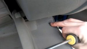 Блондинка чинит бардачок Лады-Калины