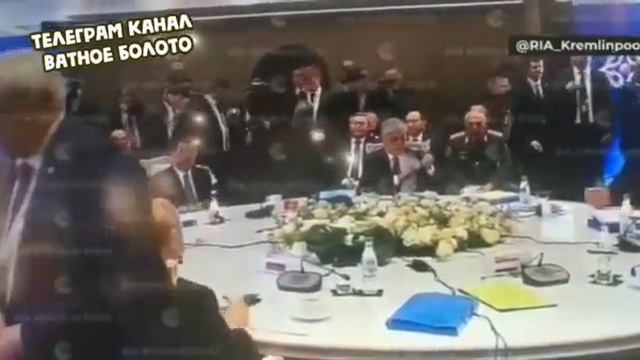 На симмите ОДКБ В Армении на столе лежали папки с цветами флаг Украины
