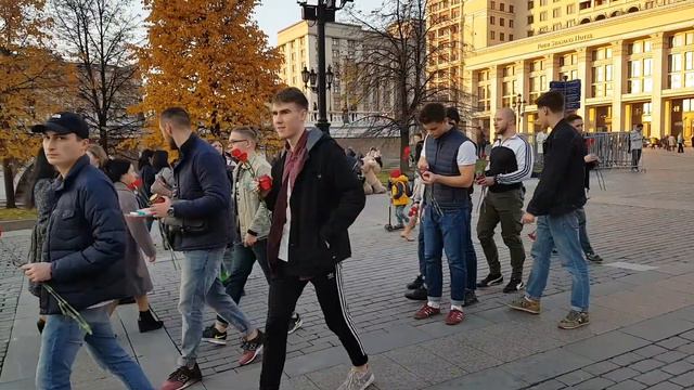 Москвичи несут цветы в память о погибших в Керчи смотреть онлайн