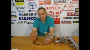 Течёт кран? Капает из под гайки смесителя над ванной.Is the tap flowing?