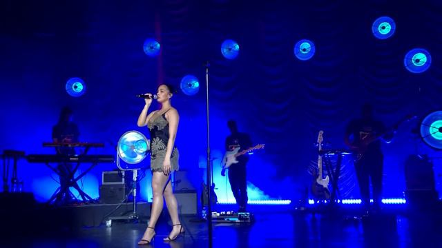 Jorja Smith “On Your Own” live at the Fillmore 12-11-18 смотреть онлайн