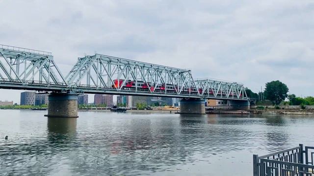 Едет поезд через реку смотреть онлайн