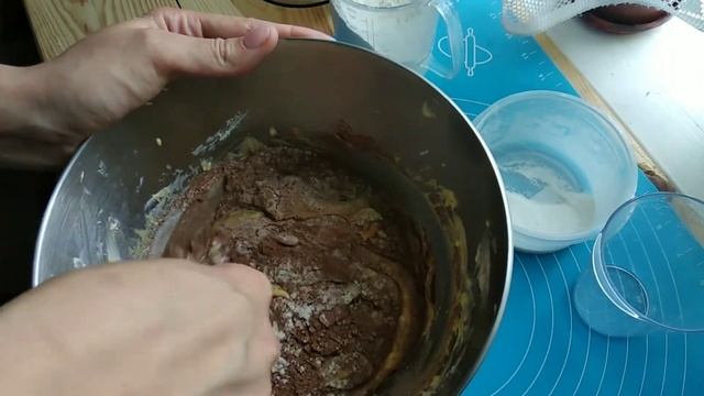 Пышный Шоколадный Пирог с Клубникой. Выпечка с ягодами смотреть онлайн