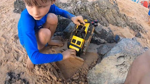 New Tonka Monster Trucks Arena at the Beach! смотреть онлайн