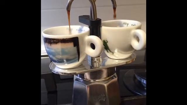 How to make Italian espresso coffe with bialetti moka express cappuccino смотреть онлайн