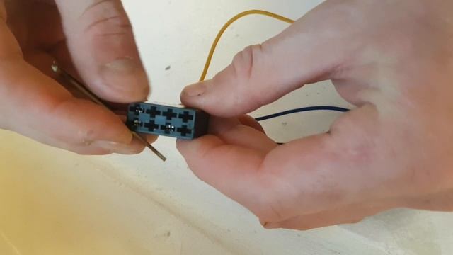 Autoradio ISO Stecker Kabel ausbauen - Klemme heraus ziehen смотреть онлайн