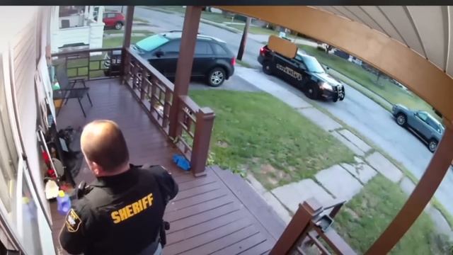 Shady Cops Disable Homeowners Security Cameras For The Worst Reason смотреть онлайн