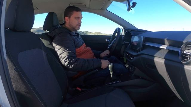 Al volante del Skoda Fabia 2022 - El mejor utilitario del 2022 / SuperMotor.Online смотреть онлайн