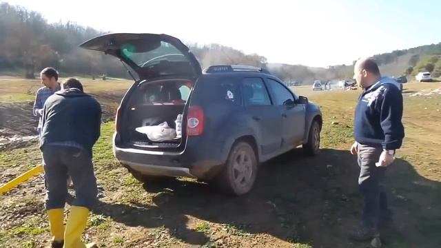 Рено Дастер против Toyota Land Cruiser - ржач! - Renault Duster vs Toyota Land Cruiser смотреть онлайн
