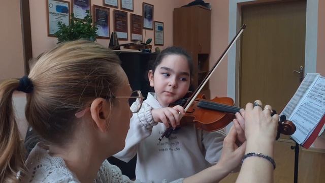 Смена струн, гибкость и подвижность запястья правой руки. смотреть онлайн