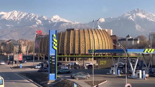 Любимый город Алматы. Движение на улице Саина. 21 марта 2023. Kazakhstan. Almaty. March 2023 смотреть онлайн