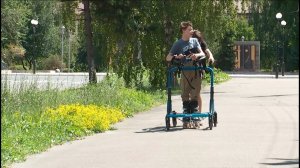 Неходячих детей в Бийске поставили на ролики ("Будни", 13.07.22г., Бийское телевидение)