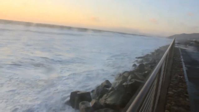 Pasifica Ocean waves - Зимняя набережная города Пасифика. Пригород Сан-Францисско смотреть онлайн