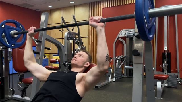 Жим штанги лежа на наклонной скамье смотреть онлайн
