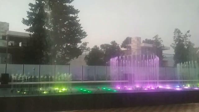Фонтан похож на фейерверки... смотреть онлайн
