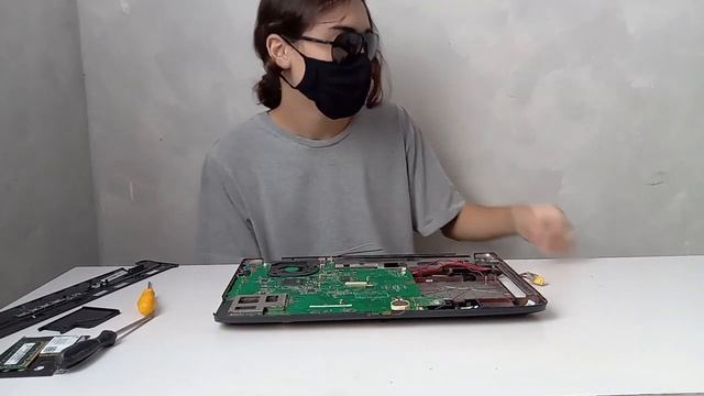 ABRINDO um NOTEBOOK que achei nas MINHA TRALHAS смотреть онлайн