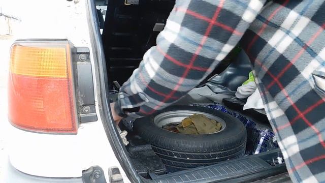 Honda  Partner (жизнь хонды партнёр) снимаю заднее сидение, подтягиваю ремень генератора.