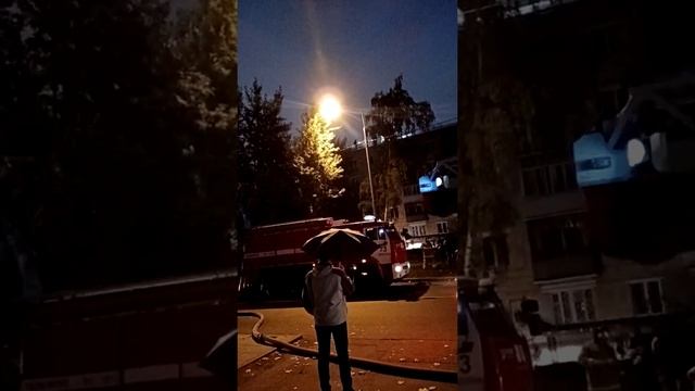 Реальный пожар! как работают пожарные МЧС локализация пожара с вышкой. смотреть онлайн