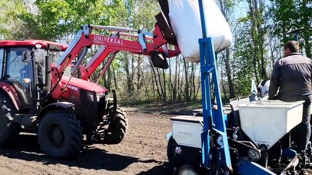 ВЫ ИЗДЕВАЕТЕСЬ? где был этот растариватель биг-бэгов раньше?!? Засыпаем удобрения. Трактор YTO. смотреть онлайн