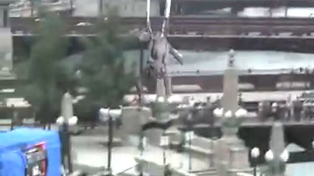 Transformers_3__Dark_of_The_Moon_Shooting_the_film_on_Wacker_Drive.avi смотреть онлайн