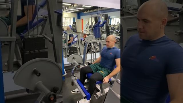 Разгибание ног сидя в тренажере. смотреть онлайн