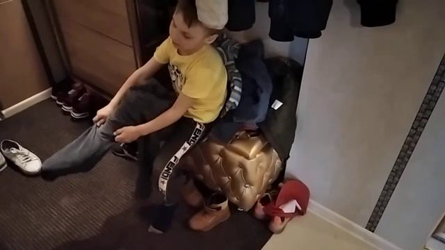 Пашка сам одевается. смотреть онлайн