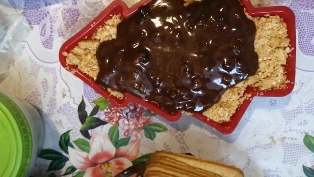 Как можно сделать вкусное шоколадное лакомство из остатков печенья. смотреть онлайн