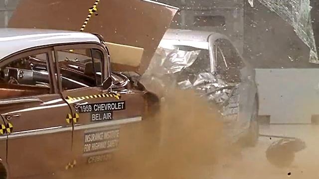 2009 Chevrolet Malibu vs. 1959 Chevrolet Bel Air IIHS crash test смотреть онлайн