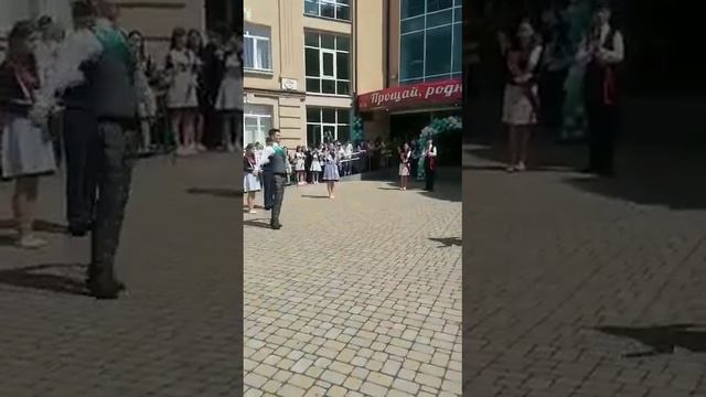 В нашей школе сегодня прозвучал последний звонок. Выпускники по традиции танцевали школьный вальс смотреть онлайн