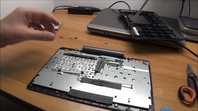 How to remove or upgrade the hard drive from an ASUS T100 base смотреть онлайн