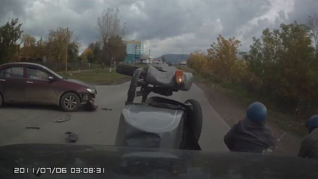 Мотоцикл с коляской вписался в легковушку смотреть онлайн