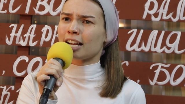 Ты родился в хлеву, но к чему вспоминать это время? | Рождественский стих | Ксения Карипова смотреть онлайн