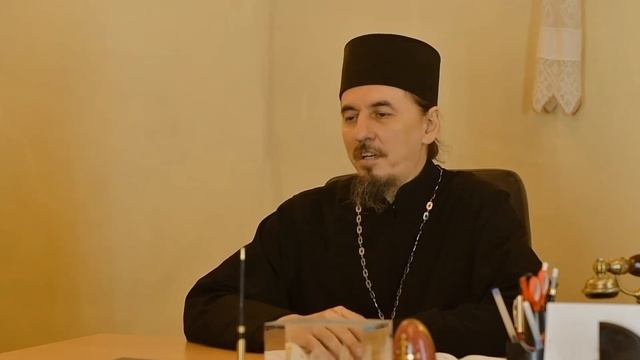 "Батюшка, подскажите, почему женщины надевают платки в храмах и откуда это пошло?" смотреть онлайн