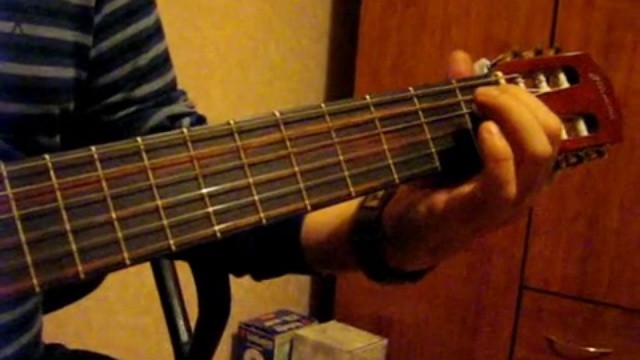 как правильно держать и прижимать струны левой рукой