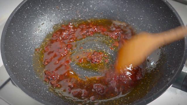 红焖羊肉家常做法，牢记“3放3不放”的诀窍，软烂入味，不腥不膻。红焖羊肉，中原地区名菜，不同于红烧羊肉，不放八角，桂皮，不加水。羊肉不焯水直接炒，加入啤酒和秘制香料，口感不一般Braised Lam смотреть онлайн