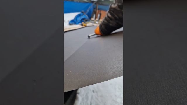 Как гнуть метал для кровли. #фальцеваякровля #кровля #работа #строительство смотреть онлайн