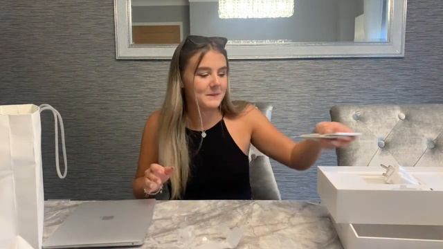 MACBOOK AIR 2020 UNBOXING!! | + Accessories! смотреть онлайн