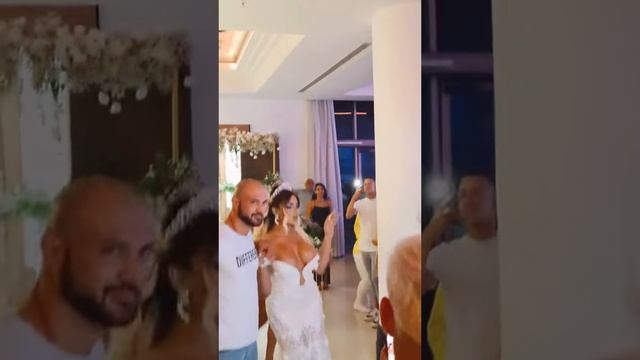 А если она чихнёт!) Платье держится на честном слове) Современные мусульманские свадьбы смотреть онлайн