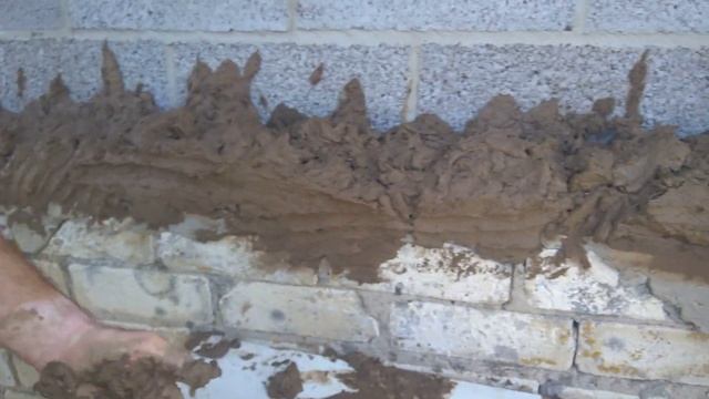 Стрительство стенки из глины.