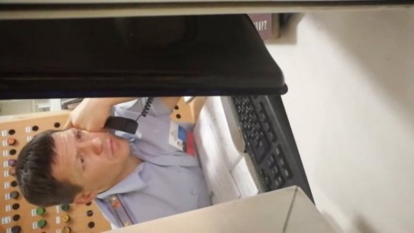 Полицейский зачем он тут сидит