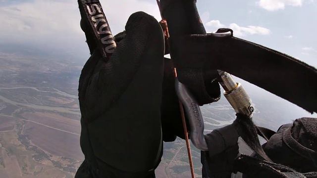 Полёт на параплане. Старт с лебедки. Высота 3000+ метров, над горящим полем. Новокузнецк (4) смотреть онлайн