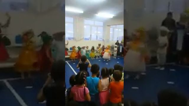 Осенний показ мод. Садик Радуга ст гр Сардана. Дайааночка Скрыбыкина смотреть онлайн