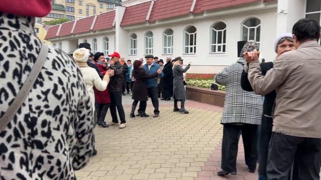 Только музыку давай, танцевать готовы!!! смотреть онлайн
