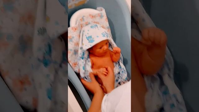 Купание новорожденного ребенка #angel #bathing #my_first_vlog #my #angel #deutschland #младенцы\" смотреть онлайн
