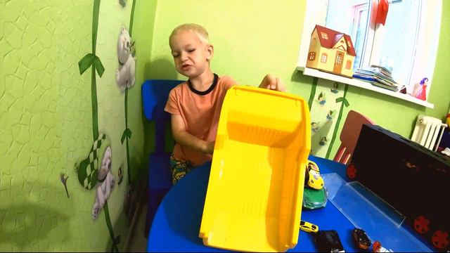 Матвей показывает свои машинки. смотреть онлайн
