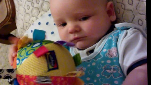 Развитие ребенка в 3 месяца мягкий музыкальный шарик PlayGro смотреть онлайн