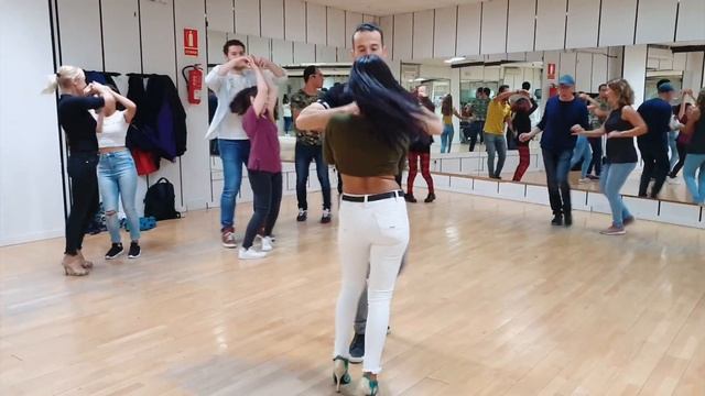 Bailando merengue Basi y Deisy . смотреть онлайн