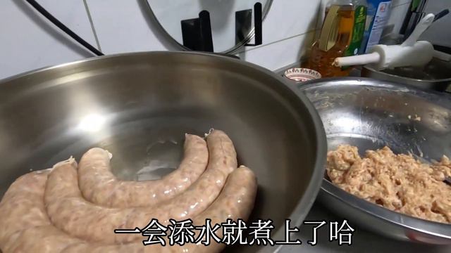 胖哥贪黑给孩子做肉肠，因媳妇怕不熟，结果煮冒了，好在吃着挺香 смотреть онлайн