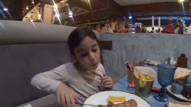 Рестораны в Сочи. Кавказский Пандок вкуснейшие хачапури. Ева дегустирует еду смотреть онлайн