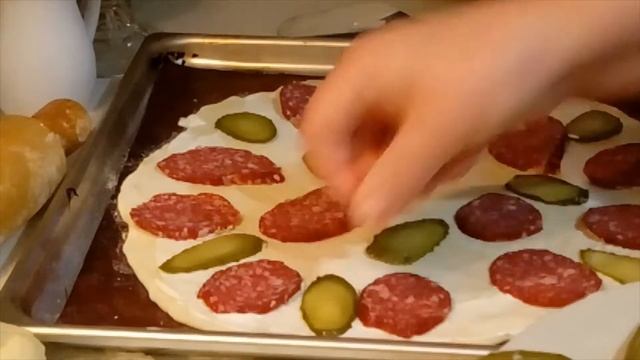 61.Рецет приготовления пиццы.Home vlog. Пицца по домашнему.Простой и вкусный рецепт пиццы. смотреть онлайн